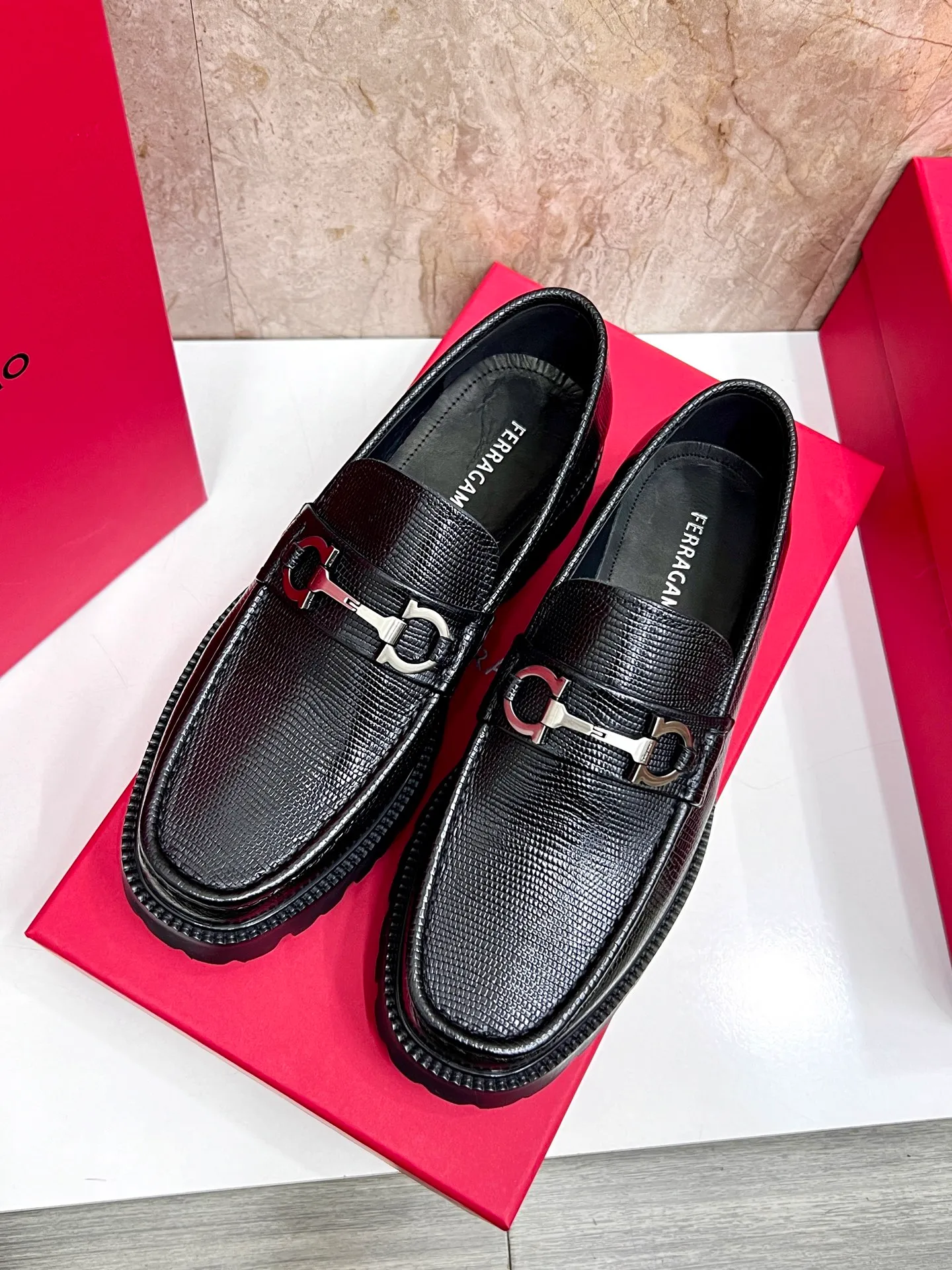 Original quality P580 Brand: Ferragamo Standard size: Men's size 38/44 (45.46 can be customized) Grade: Same style as the official website High-quality men's shoes Material: Customized first-layer calfskin with water-dyed cowhide lining Cowhide tiptoe Original non-slip and wear-resistant rubber outsole Style category: Men's formal business leather shoes are young and fashionable European and American trends British style Casual matching and comfortable feet Color: actual picture